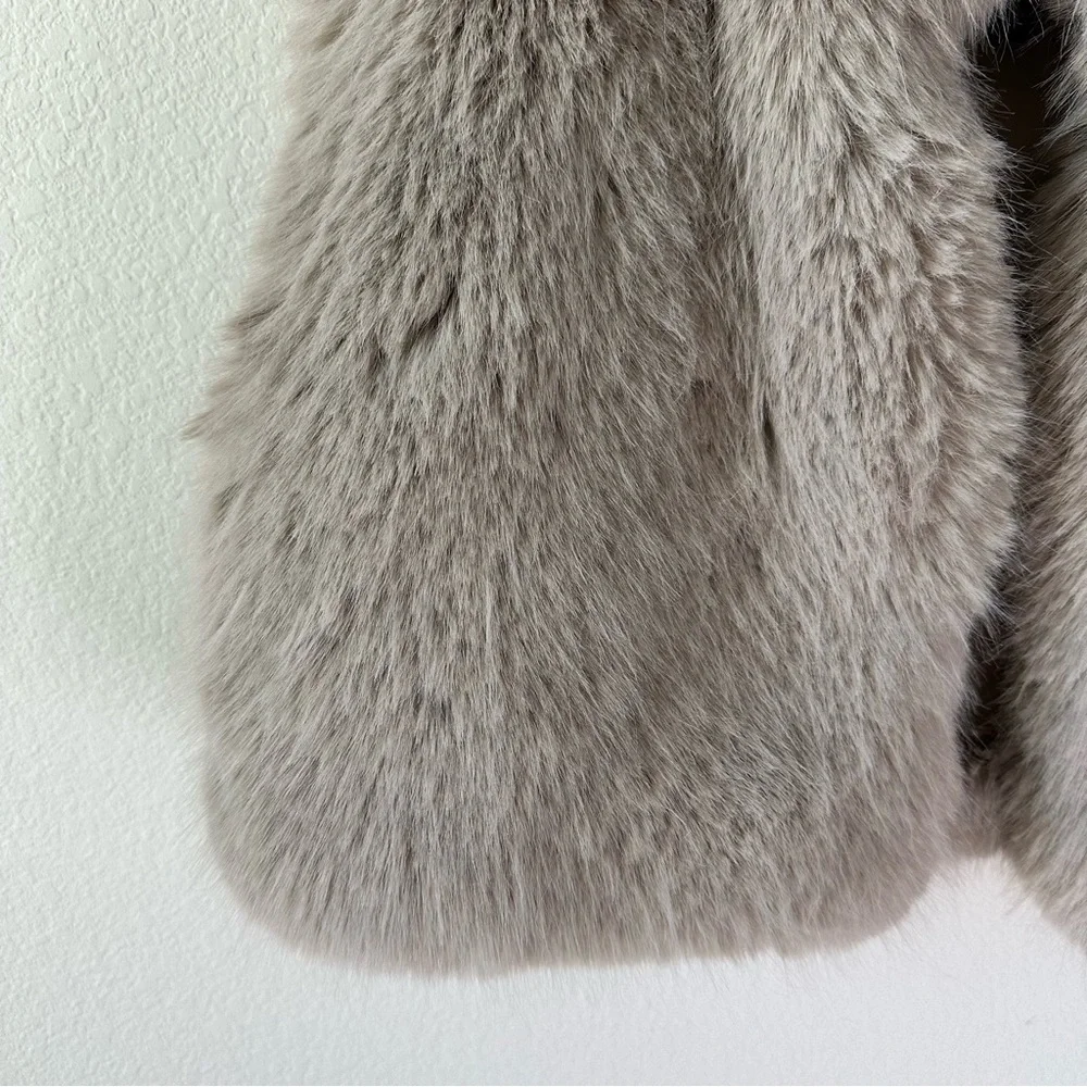 ALO YOGA Opulent Faux Fur Cropped Vest in Oat Beige SZ M - Picture 4 of 8